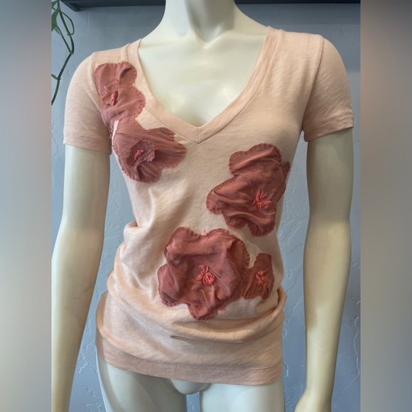 New J.Crew 100% cotton V-neck with silk Floral Appliqué collectors tee size XS - Picture 1 of 6